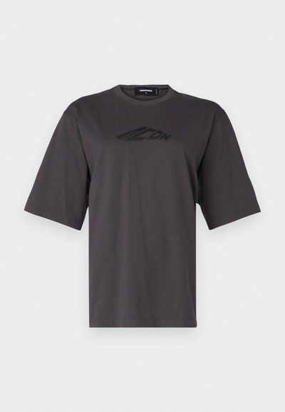 Γκρι βαμβακερό μπλουζάκι με στρογγυλή λαιμόκοψη, κοντά μανίκια και μαύρο λογότυπο εκτυπωμένο στο στήθος. Κανονική εφαρμογή και λεία υφή.