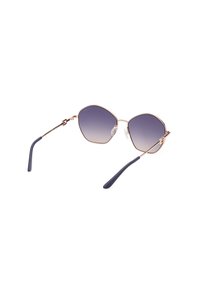 Occhiali da sole esagonali con lenti gradienti viola, montatura in metallo dorato e aste in plastica blu scuro. Presentano dei naselli per il massimo comfort.