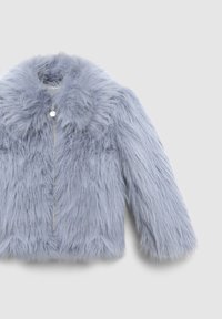 Hellblauer Kunstpelzjacke mit einem kurzen Schnitt, ausgestattet mit einem breiten Kragen, langen Ärmeln und einem silbernen Reißverschluss vorne. Weiches, strukturiertes Material.