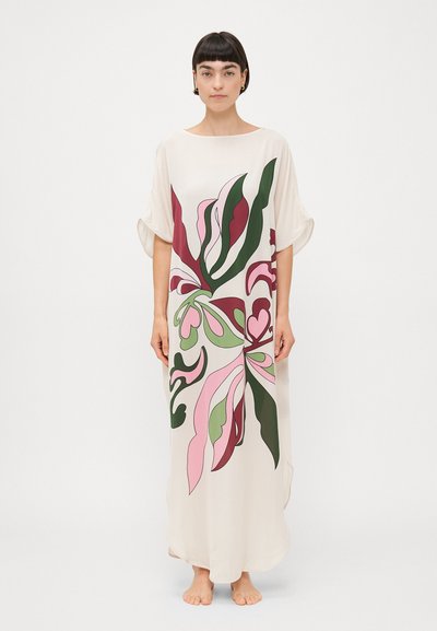 Robe maxi en tissu léger, de couleur crème avec un grand motif floral en rose, vert et bordeaux. Présente des manches courtes et une coupe décontractée.