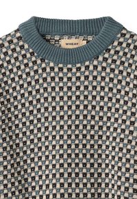 Strickpullover mit Rundhalsausschnitt, der ein kariertes Muster in Schwarz, Creme und Türkis aufweist. Gerippte Bündchen und Saum in Türkis.