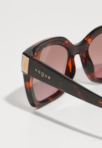 VOGUE Eyewear Akiniai nuo saulės - red havana