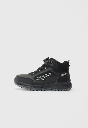 Chaussure de randonnée noire avec un upper en synthétique texturé, une semelle en caoutchouc, une étiquette imperméable et des accents réfléchissants, dotée d'un design mi-haut.