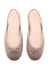 Baleríny z měkkého, světle hnědého metalického materiálu s texturovaným povrchem, kulatou špičkou a malou mašlí na přední straně.