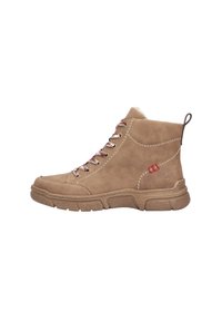 Bottines en daim marron avec des lacets rouges et blancs, col rembourré, semelle en caoutchouc texturée et détails de couture. Étiquette en boucle à l'arrière.