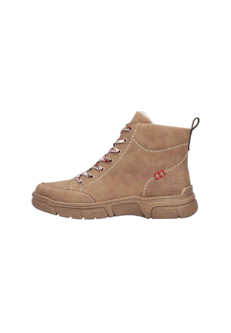 Bottines en daim marron avec des lacets rouges et blancs, col rembourré, semelle en caoutchouc texturée et détails de couture. Étiquette en boucle à l'arrière.