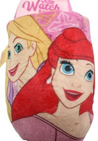 Mocassins en peluche rose avec des personnages de dessin animé aux cheveux blonds et roux. Texture douce avec des couleurs vives et des visages souriants.