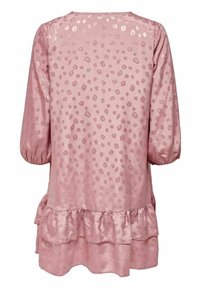 Robe en satin rose avec un imprimé léopard subtil, manches bouffantes trois-quarts et ourlet à volants double couche à l'arrière.