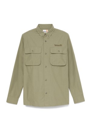 Koszula khaki z długim rękawem zapinana na guziki, z dwoma przednimi kieszeniami na klapy oraz małym wyszywanym logo Timberland na lewej kieszeni piersiowej.