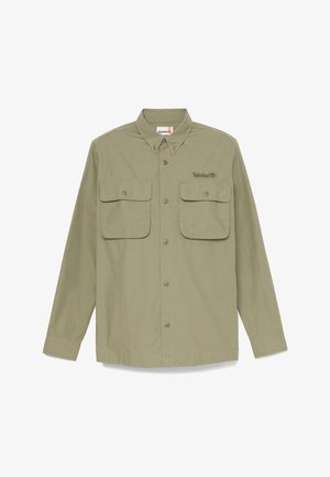 Koszula khaki z długim rękawem zapinana na guziki, z dwoma przednimi kieszeniami na klapy oraz małym wyszywanym logo Timberland na lewej kieszeni piersiowej.