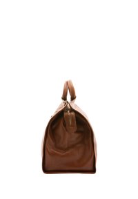 Borsa da viaggio in pelle marrone con zip superiore, base piatta e manici robusti. Presenta una piccola tasca con zip attaccata e una texture liscia.
