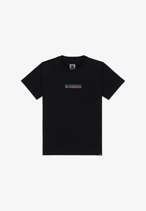 Czarny bawełniany T-shirt z małym, wielokolorowym logo "DC Shoes Co" na piersi. Klasyczny fason z okrągłym dekoltem i krótkimi rękawami.