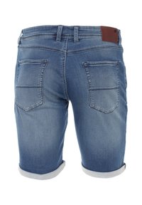 Hellblaue Jeansshorts mit umgeschlagenem Saum, ausgestattet mit zwei Gesäßtaschen und einem braunen Lederpatch am Bund.
