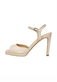 Sandalo con tacco alto in pelle beige, con punta aperta, cinturino alla caviglia e design elegante. Presenta un tacco sottile e una zeppa. Fibbia regolabile.