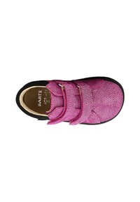 Scarpa in tessuto rosa con superficie tessurizzata, due cinturini regolabili in velcro e suola nera. All'interno ha un rivestimento beige e un'impronta del marchio.