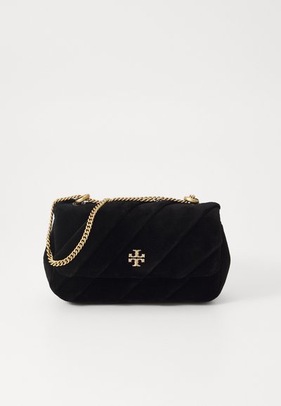 Borsa a tracolla in suede trapuntato nero con una catena dorata. Presenta un accento logo dorato sul fronte e una superficie texturizzata e morbida.