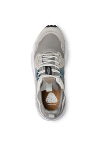 Graue synthetische Sneaker mit blauen Akzenten, weißer Sohle und strukturierten Details. Verfügt über einen gepolsterten Kragen, runde Schnürsenkel und eine Korkeinlage.