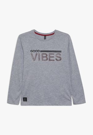 Lysegrå langærmet skjorte med teksten ""GOOD VIBES"" i sort og mørkegråt trykt på fronten og et lille sort mærke nær kanten.