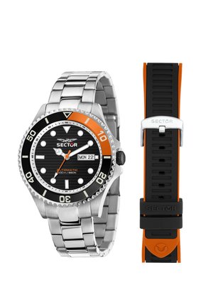 Orologio da sub con ghiera nera e arancione, quadrante nero, bracciale in metallo argento e cinturino aggiuntivo in gomma nero e arancione con fibbia argento.
