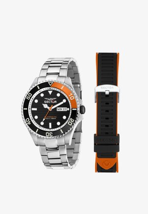 Orologio da sub con ghiera nera e arancione, quadrante nero, bracciale in metallo argento e cinturino aggiuntivo in gomma nero e arancione con fibbia argento.