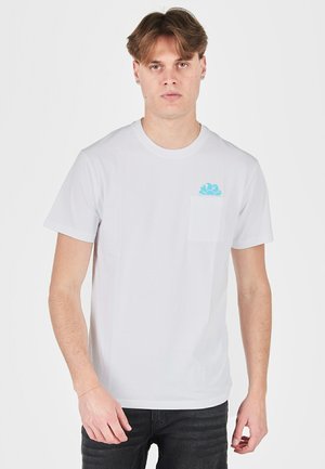 T-shirt in cotone bianco con collo rotondo e maniche corte; presenta una grafica di onde blu chiaro sulla tasca sinistra del petto.