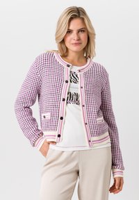 Paars en wit gestreepte cardigan met een ronde halslijn, knoopsluiting en twee voorkruiszakken, met ribgebreide boorden en zoom.