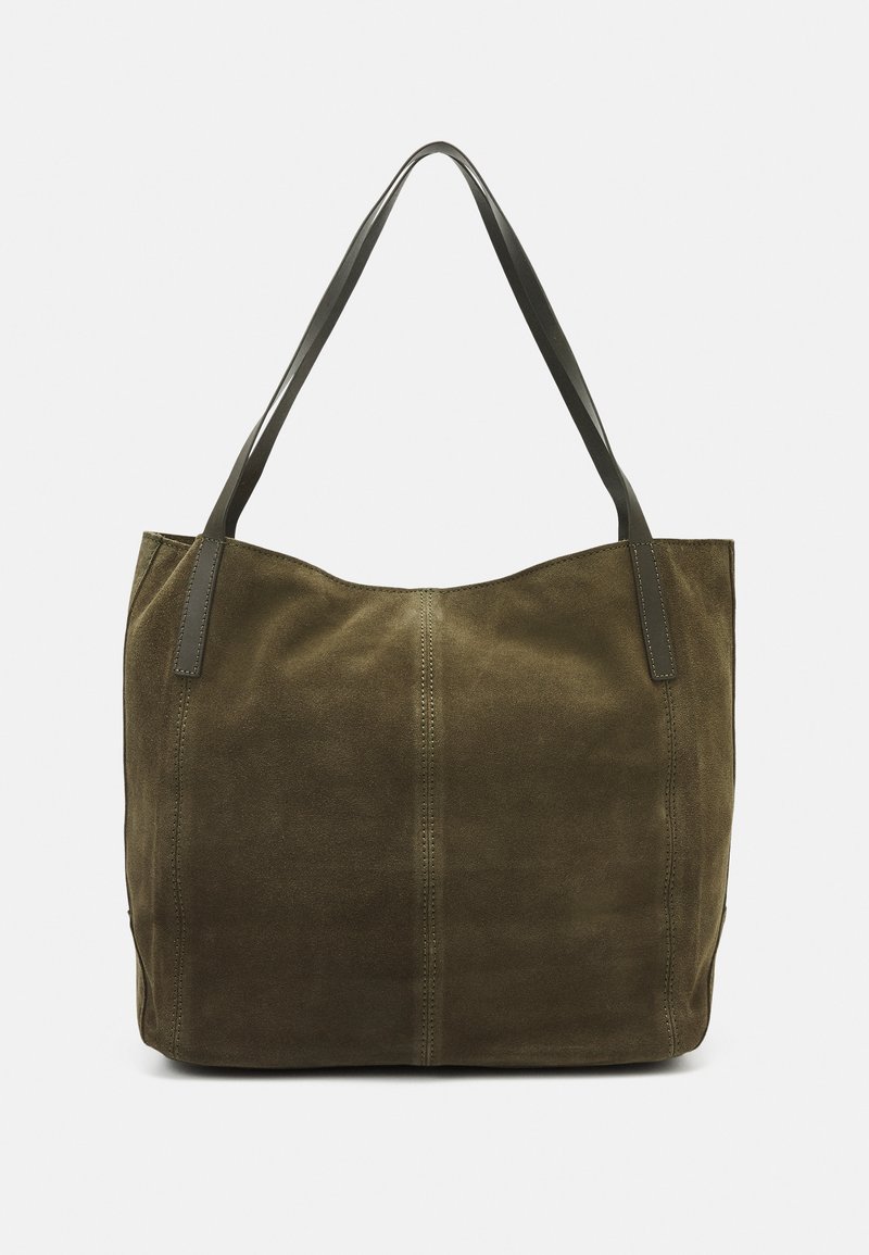 Sac fourre-tout en suède vert olive avec deux poignées en cuir, texture douce, détail cousu au centre et design ouvert.