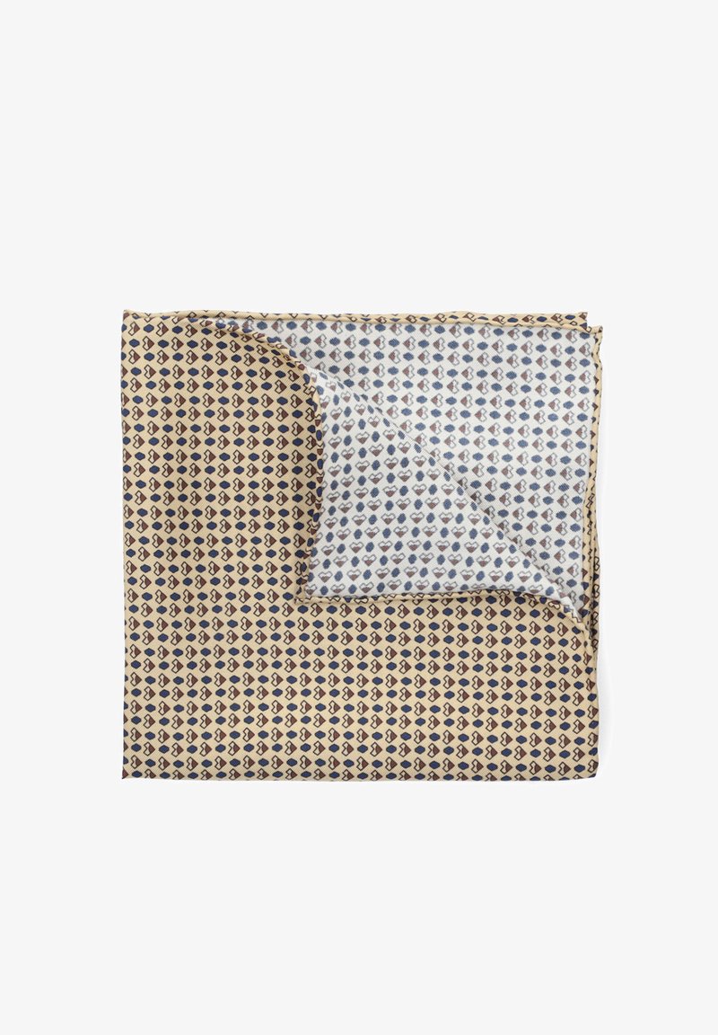 Jedwabny szalik z beżowym tłem, na którym powtarza się ciemnoniebieski wzór serc, z złożoną częścią odsłaniającą jasnoniebieskie tło z podobnymi sercami.