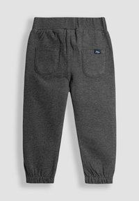 Pantalones deportivos grises con cintura elástica, dos bolsillos traseros y puños elásticos en los tobillos. Presenta una pequeña etiqueta con logotipo en la parte trasera.