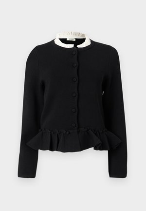 Cardigan nero con bottoni, orlo arricciato e dettaglio di colletto bianco arricciato visibile all'altezza dello scollo, mostrato su sfondo bianco.