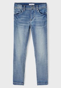 Jean denim slim bleu clair avec fermeture éclair, bouton à l'avant et design cinq poches, présentant un léger effet délavé sur les cuisses et les genoux.