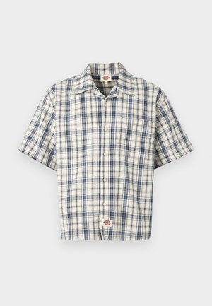 Camicia a maniche corte con bottoni, motivo a quadri blu e nero e taschino sul petto, stesa piatta su uno sfondo bianco.