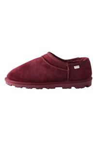 Pantofole in camoscio bordeaux con texture liscia, punta arrotondata e suola imbottita. Presentano dettagli cuciti e una piccola etichetta sul lato.