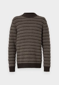 Maglione lavorato a maglia marrone con un motivo a strisce caratterizzato da diverse trame, colletto a girocollo a coste e maniche lunghe.