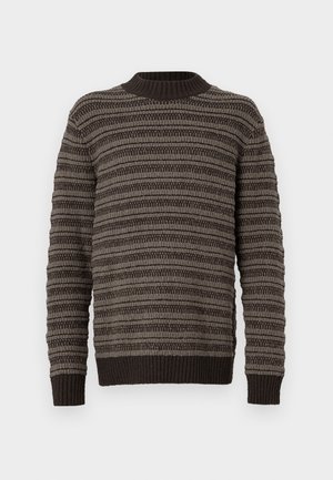 Suéter tejido marrón con un patrón de rayas que presenta diferentes texturas, un cuello redondo acanalado y mangas largas.