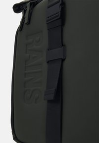 Rains TEXEL MOULDED BACKPACK UNISEX - Turistinė kuprinė - green