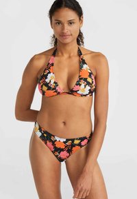 Bikini floreale nero con top a halter e scollo rosa, decorato con fiori arancioni, bianchi e gialli vivaci; tessuto liscio e elasticizzato.