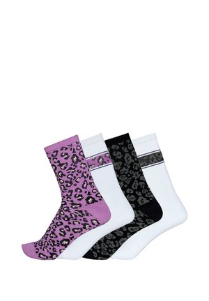 Vier Paar Sneakersocken: Lila mit schwarzem Leopardenmuster, Weiß mit Leopardenstreifen, Schwarz mit grauem Leopardenmuster und einfarbig Weiß mit schwarzem Streifen.