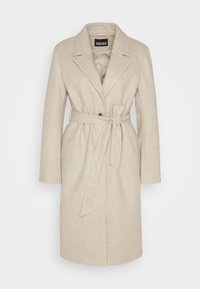 Krémový kabát z vlněné směsi se štíhlým pasem, klopovými límci, dlouhými rukávy a pásem na zavázání v pase. Má jedno tlačítko na zapínání.