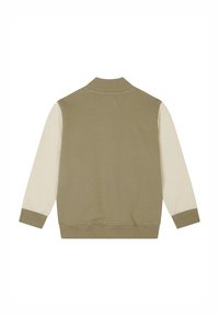 Olivgrön sweatshirt med krämfärgade ärmar, ribbad krage och mudd, mjuk textur och kontraststygning på en slät tygytan.