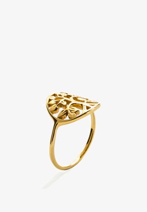 Bague dorée au design ajouré triangulaire avec des motifs organiques. Lisse, la bande contraste avec les détails complexes sur le dessus.