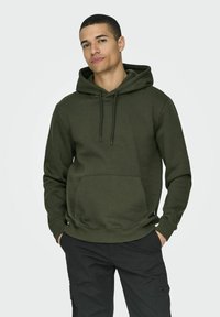 Felpa con cappuccio verde oliva in misto cotone, dotata di tasca frontale, cappuccio regolabile con lacci e polsini a coste per una vestibilità aderente.