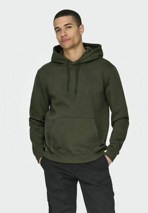 Oliven grøn pullover hoodie lavet af bomuldsblanding, med en frontlomme, snoretræk i hætten og ribbede manchetter for en tæt pasform.