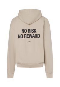 Bež majica s kapuljačom od pamuka, s velikim crnim tiskom na leđima koji glasi "NEMA RIZIKA NEMA NAGRADE," i prednjim kengurskim džepom.