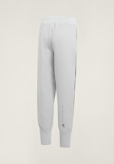 Hellgraue Jogginghose mit elastischem Bund und Bündchen, mit vertikalem "Stella McCartney" und Adidas-Logo am linken Bein.
