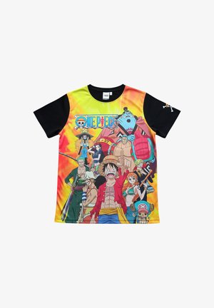Maglietta con maniche nere, con personaggi di One Piece in pose colorate su uno sfondo vibrante arancione-giallo e il logo di One Piece.