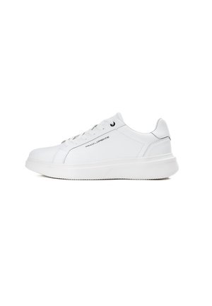 - Sneakersy niskie