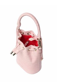 Borsa a secchiello in pelle sintetica di coccodrillo rosa con manico intrecciato, hardware dorato e interno rosso. Caratterizzata da chiusura con cordoncino e tasca interna.