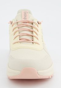 Baskets de couleur claire avec une tige en mesh, des lacets roses et une semelle texturée. Logo sur la languette et un accent rose contrastant au talon.