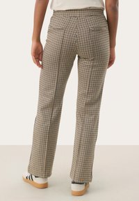 Geruite broeken in beige en bruin, met een aansluitende taille, twee achterzakken, uitlopende benen en een gladde textuur.